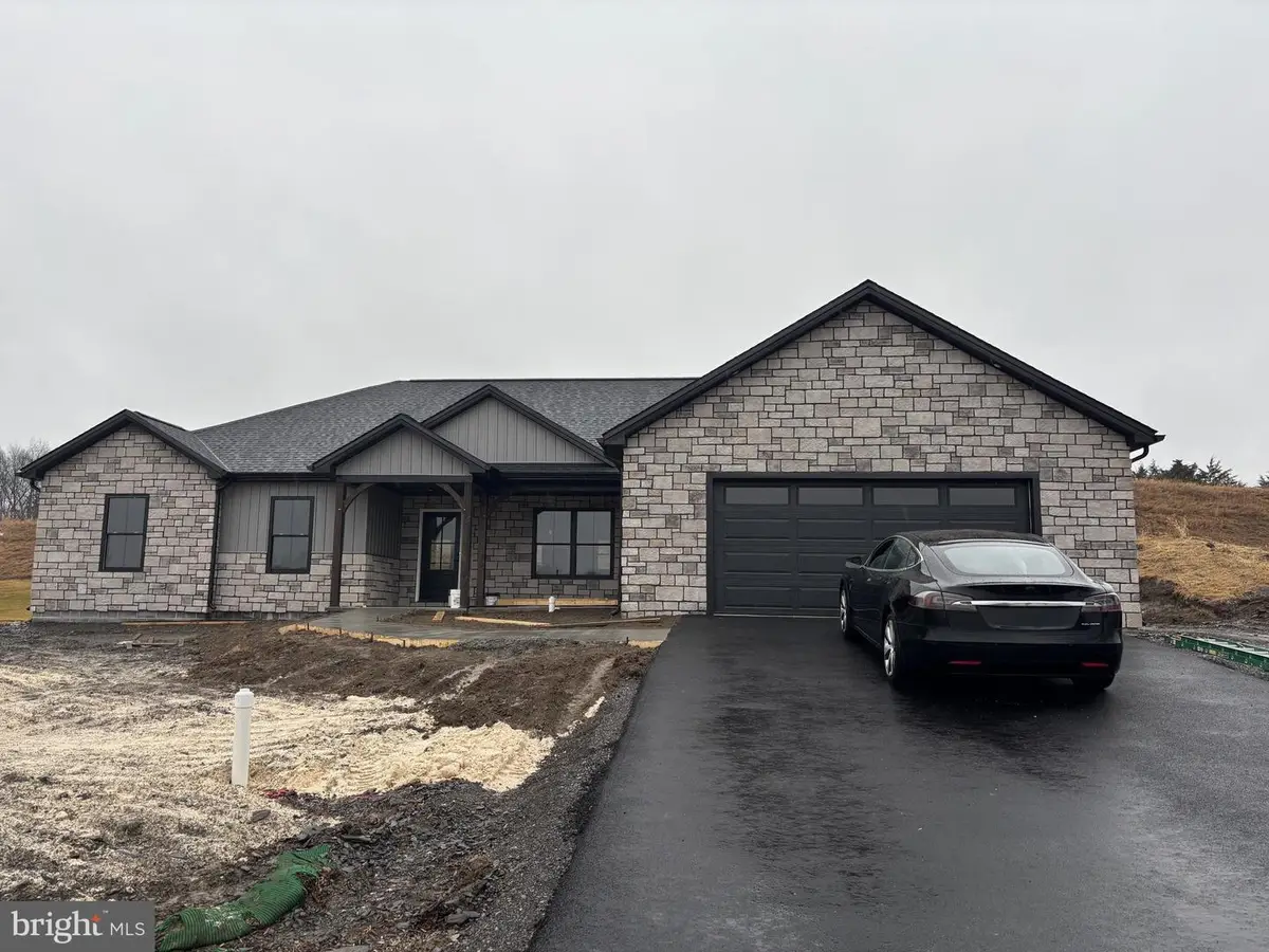 194 Meadowcreek Dr N, Chambersburg, PA 17202 - Image #1