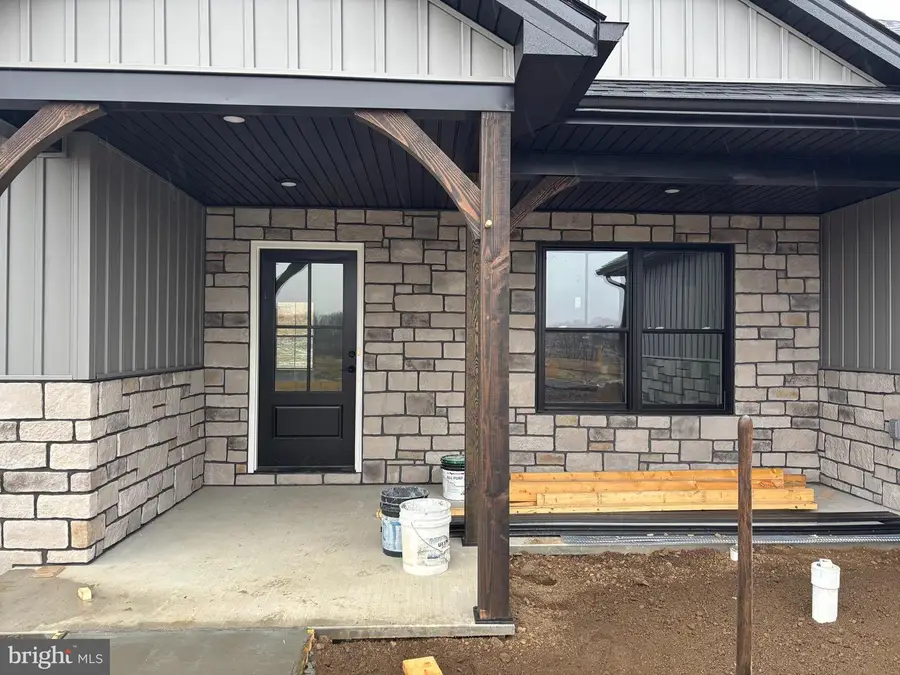 194 Meadowcreek Dr N, Chambersburg, PA 17202 - Image #2