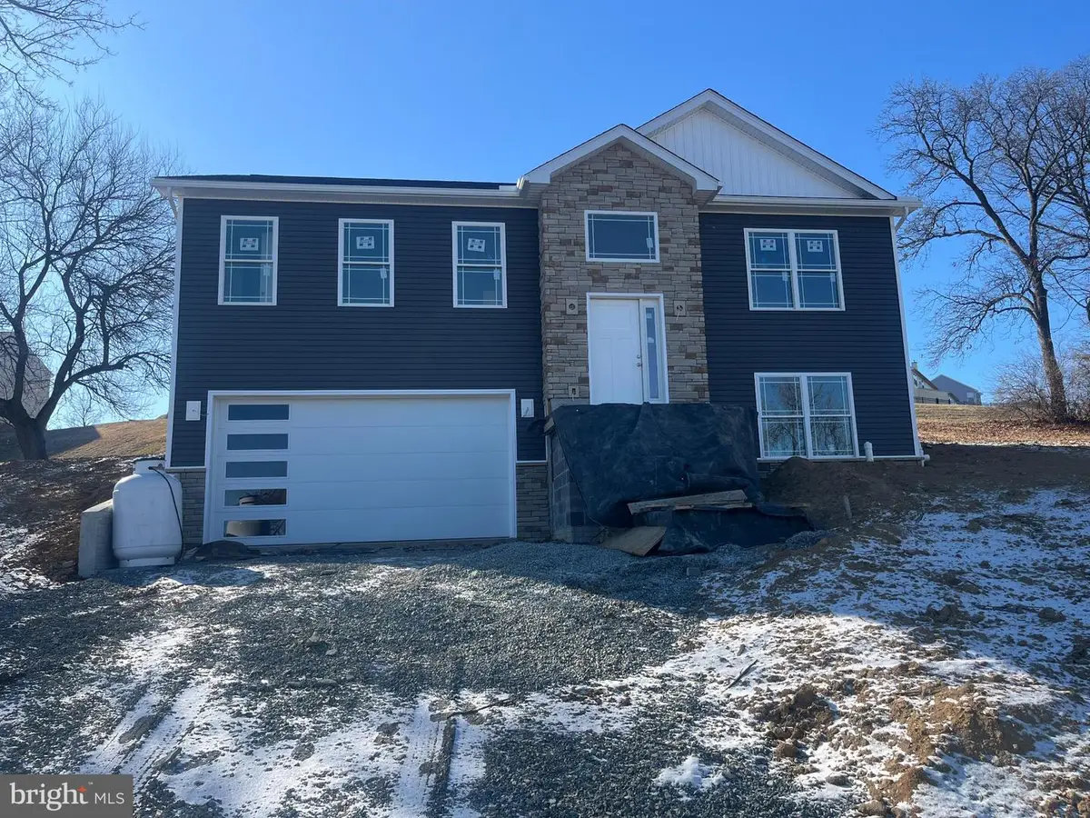 8286 Capri Ct, Waynesboro, PA 17268 - #1