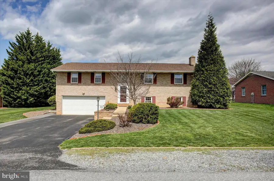160 East Side Dr, Greencastle, PA 17225 - #2
