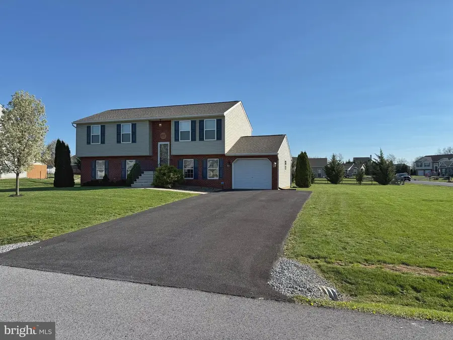 852 Bristol Dr, Greencastle, PA 17225 - #2
