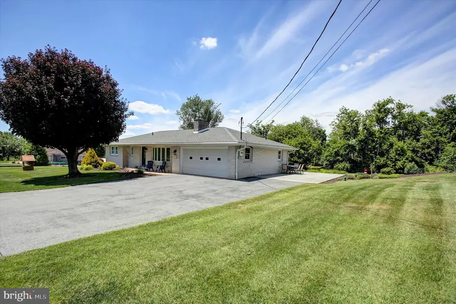 1009 Willowbrook Dr, Chambersburg, PA 17202 - #3