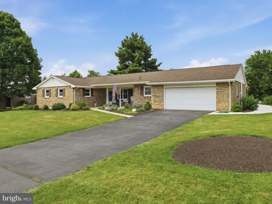 207 Sherwood Dr, Chambersburg, PA 17202 - #3