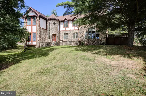 2013 Castlegreen Ct, GREENCASTLE, PA 17225