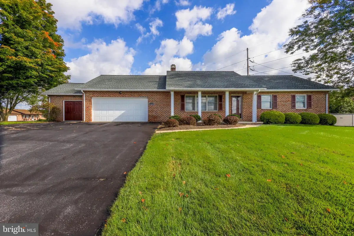 328 Mill Rd, Chambersburg, PA 17201 - #1