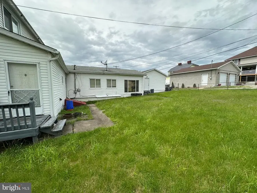 1161 1st St, Grindstone, PA 15442 - #2