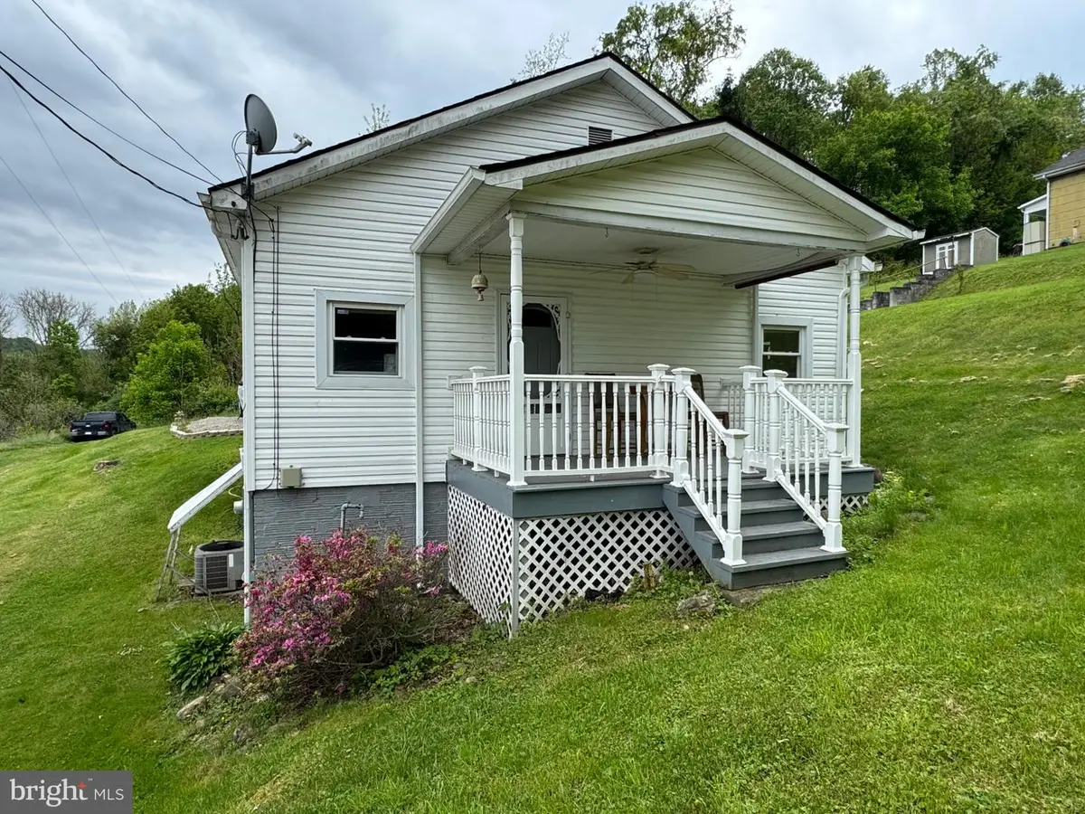 135 Hillman St, Greensboro, PA 15338 - #1