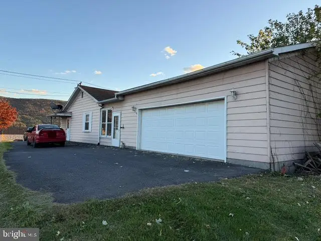 33 W Main St, Thompsontown, PA 17094 - Image #2