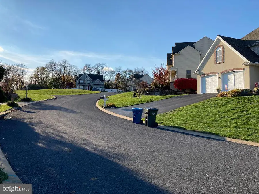 725 Chickies Dr, Columbia, PA 17512 - Image #2