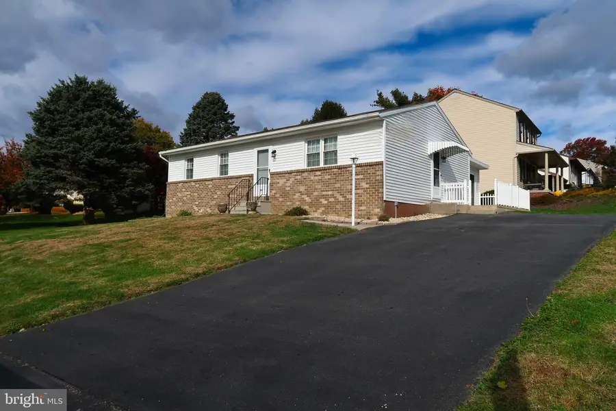 107 Pheasant Dr, Columbia, PA 17512 - Image #2