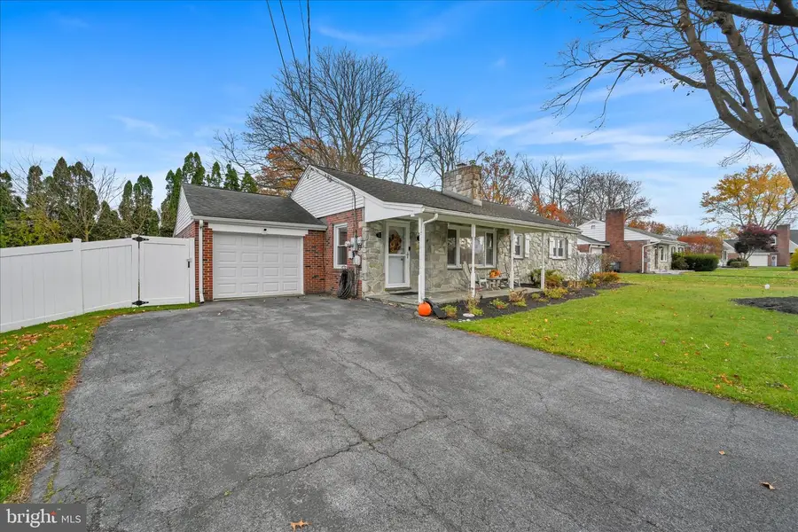 7 Pleasant Dr, Lancaster, PA 17602 - Image #2