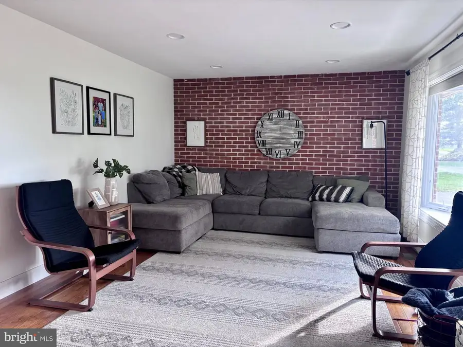 1119 E Meadow Rd, Manheim, PA 17545 - Image #3