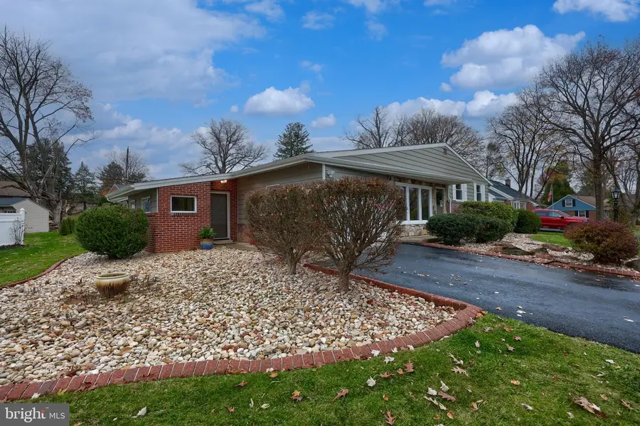 1863 Harrington Dr, Lancaster, PA 17601 - Image #2
