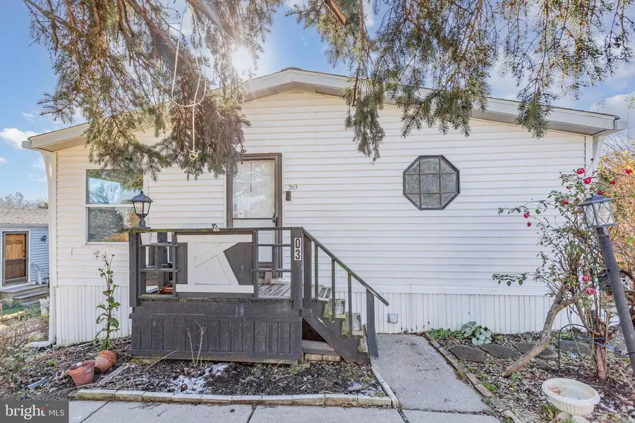 203 Oakfield Ct W, Lancaster, PA 17603 - Image #2