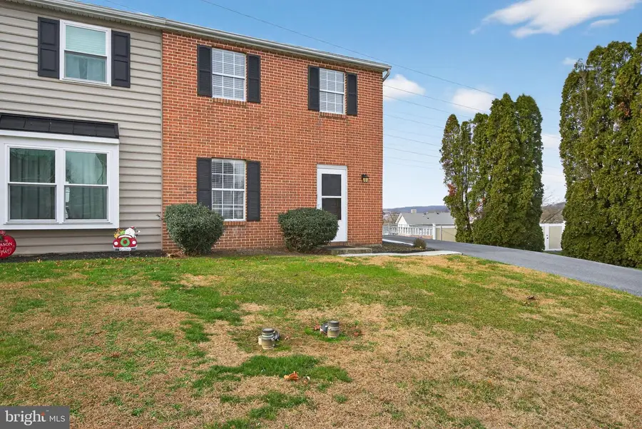 2015 Aspen Ln, Columbia, PA 17512 - Image #2