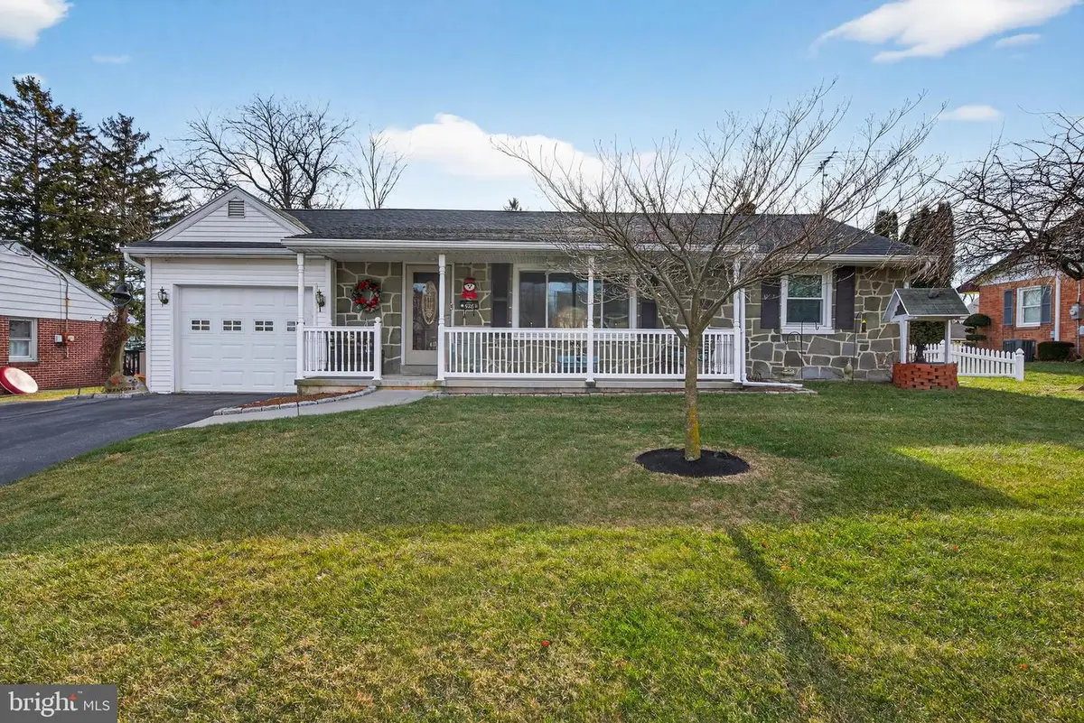 528 W Broad St, New Holland, PA 17557 - Image #1