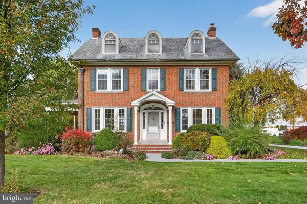 379 E Main St, LEOLA, PA 17540