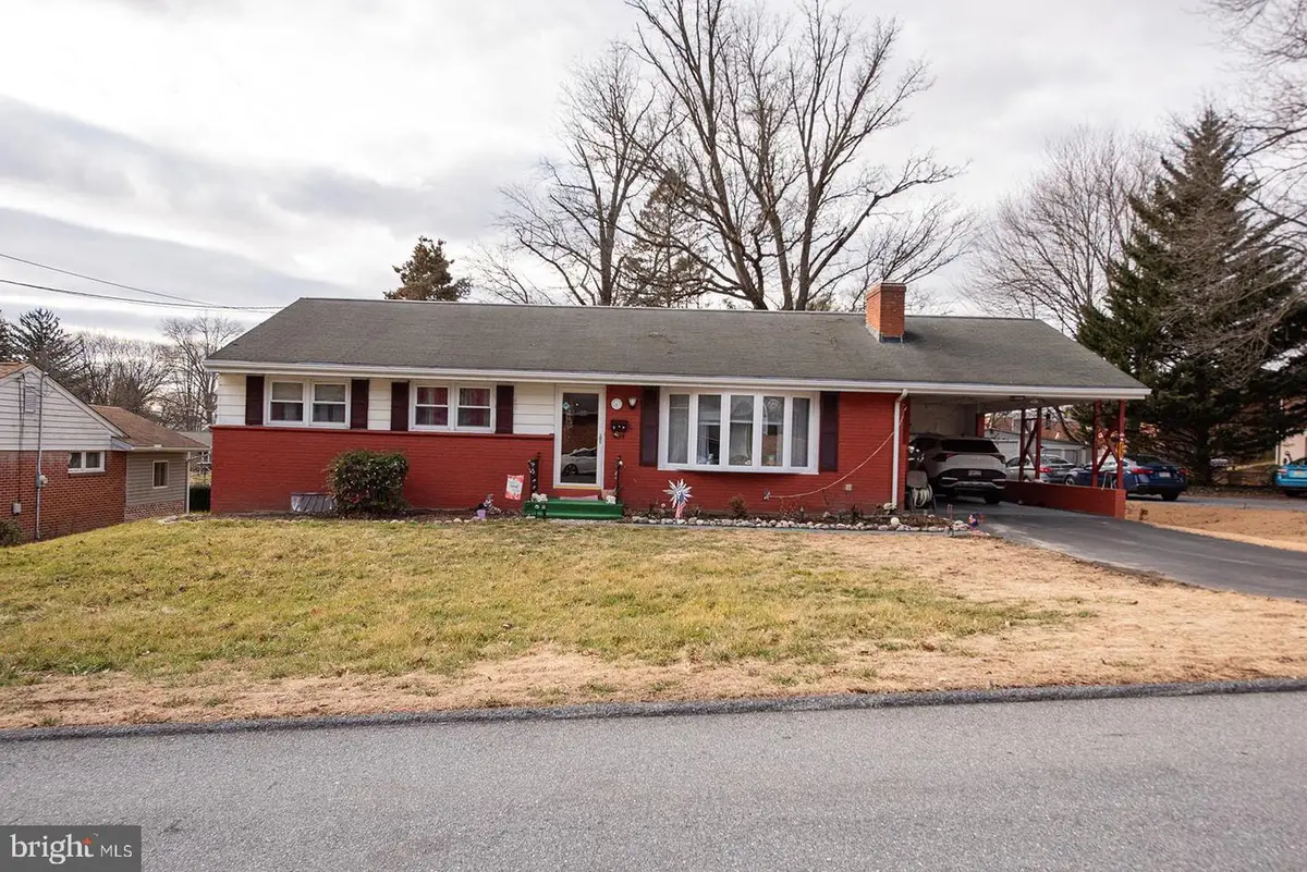 408 Fairway Dr, Lancaster, PA 17603 - Image #1