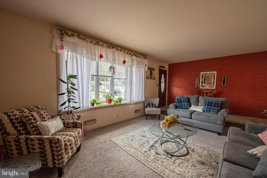 408 Fairway Dr, Lancaster, PA 17603 - Image #3