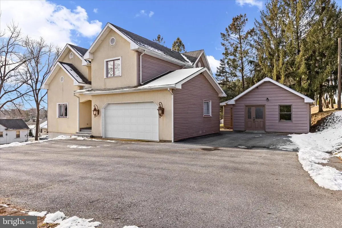 216 N Charlotte St, Manheim, PA 17545 - #1