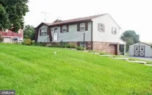 2049 Robin Dr, Manheim, PA 17545 - #2
