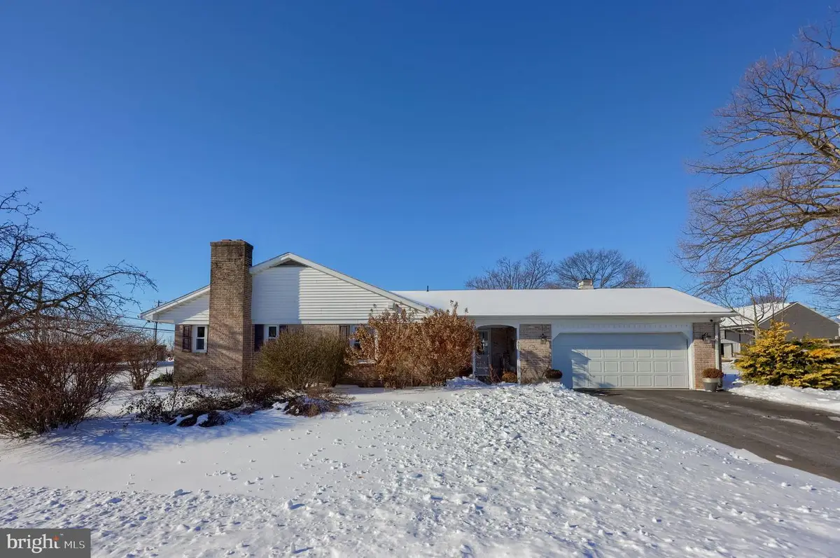 805 W Main St, New Holland, PA 17557 - #1