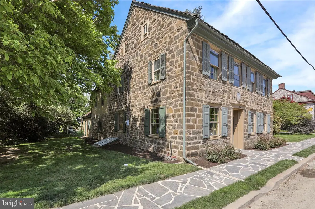 27 E Main St, Strasburg, PA 17579 - #1