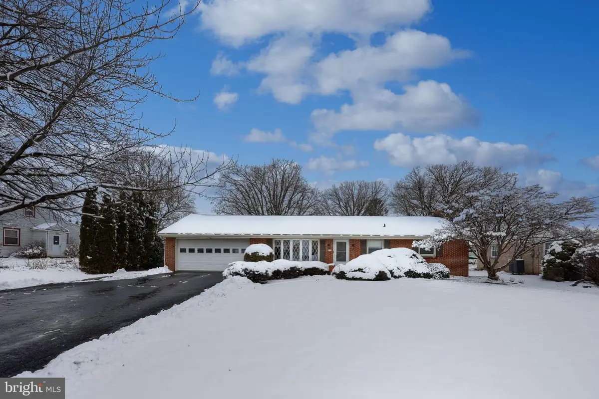 811 W Main St, New Holland, PA 17557 - #1