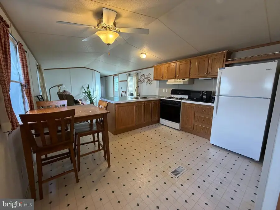 3 Hilltop Ave, Akron, PA 17501 - #2