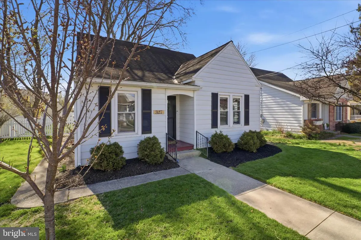 327 Dover St, Manheim, PA 17545 - #1