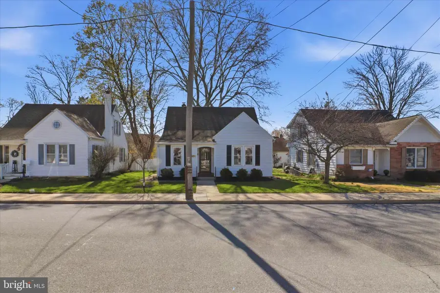 327 Dover St, Manheim, PA 17545 - #2