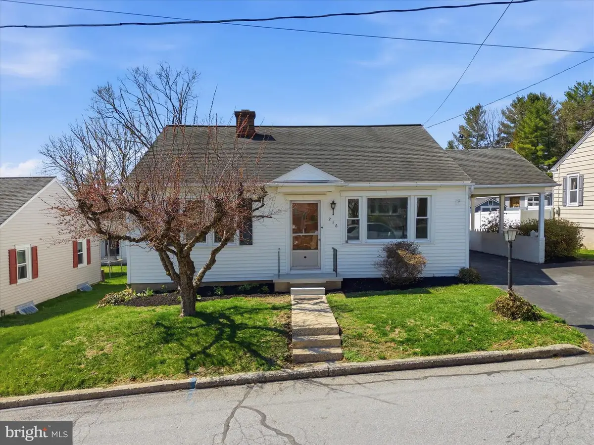 216 N Pitt St, Manheim, PA 17545 - #1