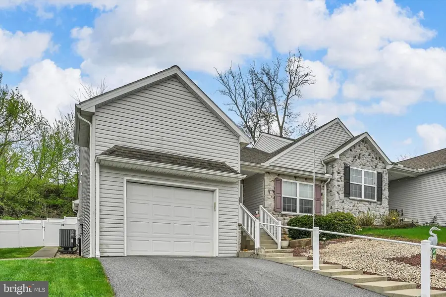 221 Red Fern Dr, East Earl, PA 17519 - #3