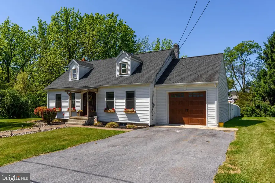 122 N 3rd St, Bainbridge, PA 17502 - #2