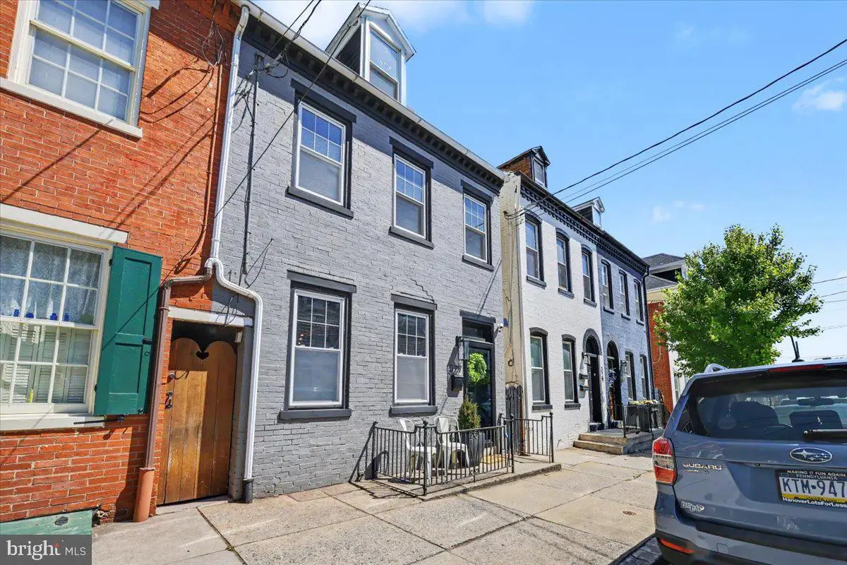 327 E Chestnut St, Lancaster, PA 17602 - #1