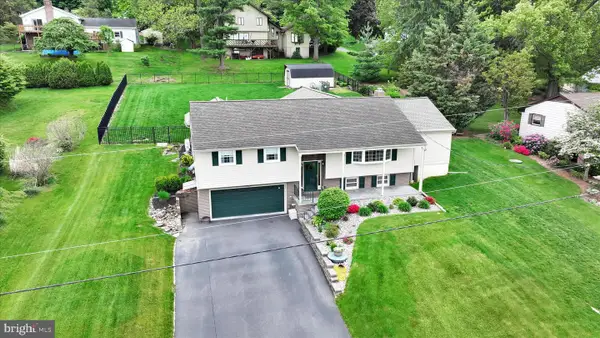 230 Edgewood Dr, NEW HOLLAND, PA 17557