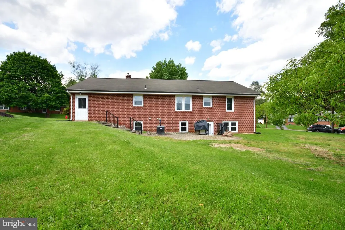 556 Oak Ridge Dr, Millersville, PA 17551 - #1