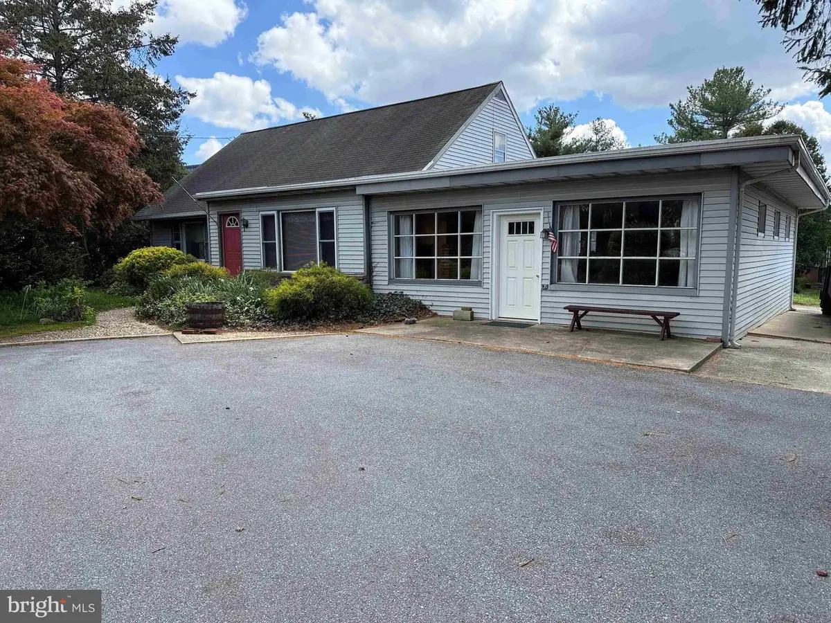 354 E Main St, Leola, PA 17540 - #1