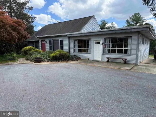 354 E Main St, LEOLA, PA 17540