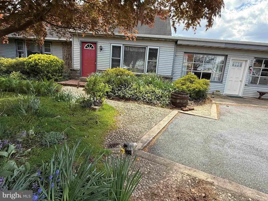 354 E Main St, Leola, PA 17540 - #2