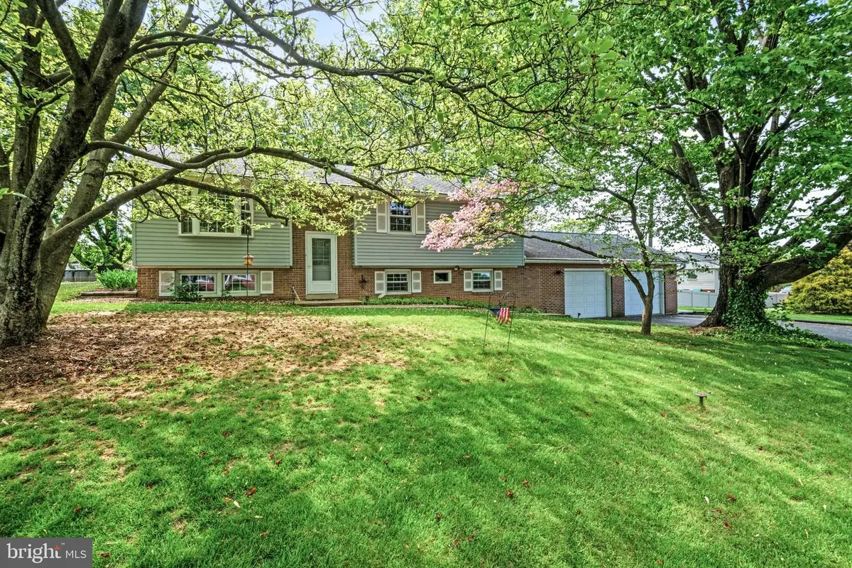 26 S Farmersville Rd, Leola, PA 17540 - #1
