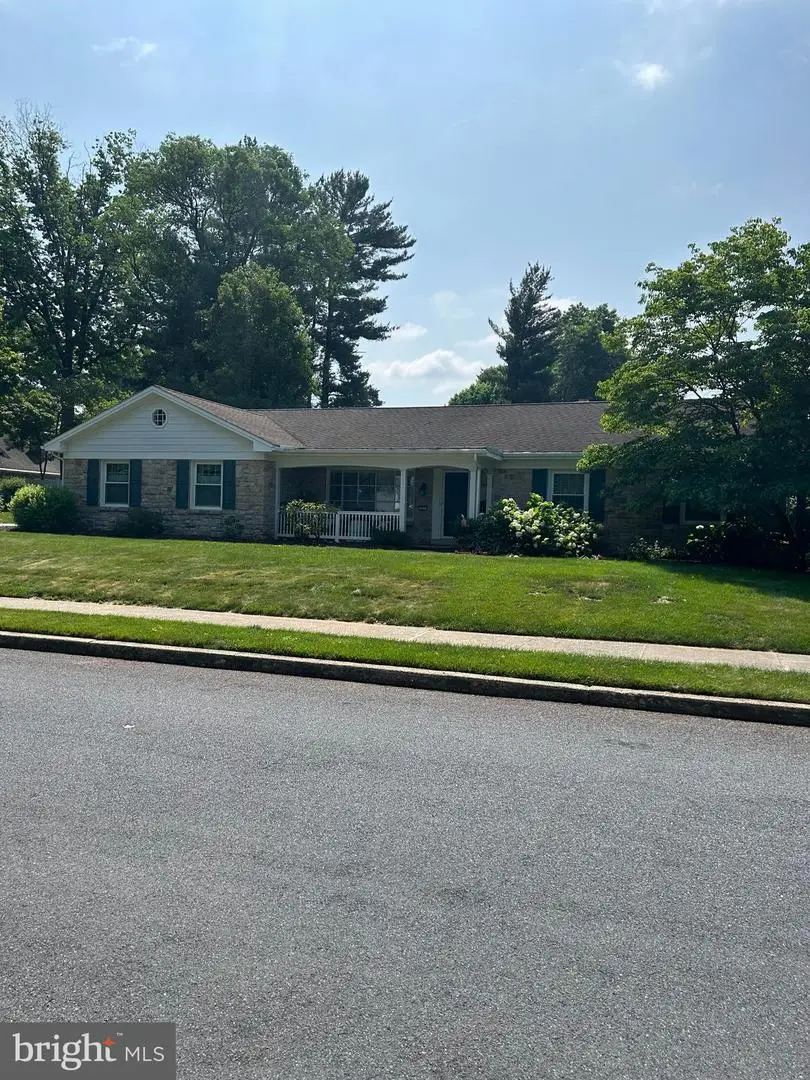 325 W Gramby St, Manheim, PA 17545 - #1