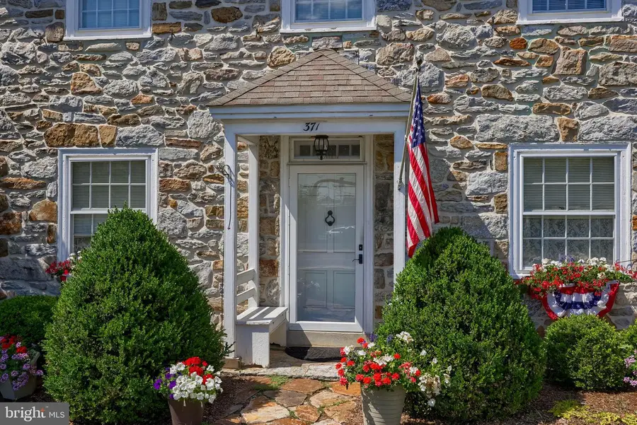 371 E Main St, New Holland, PA 17557 - #2