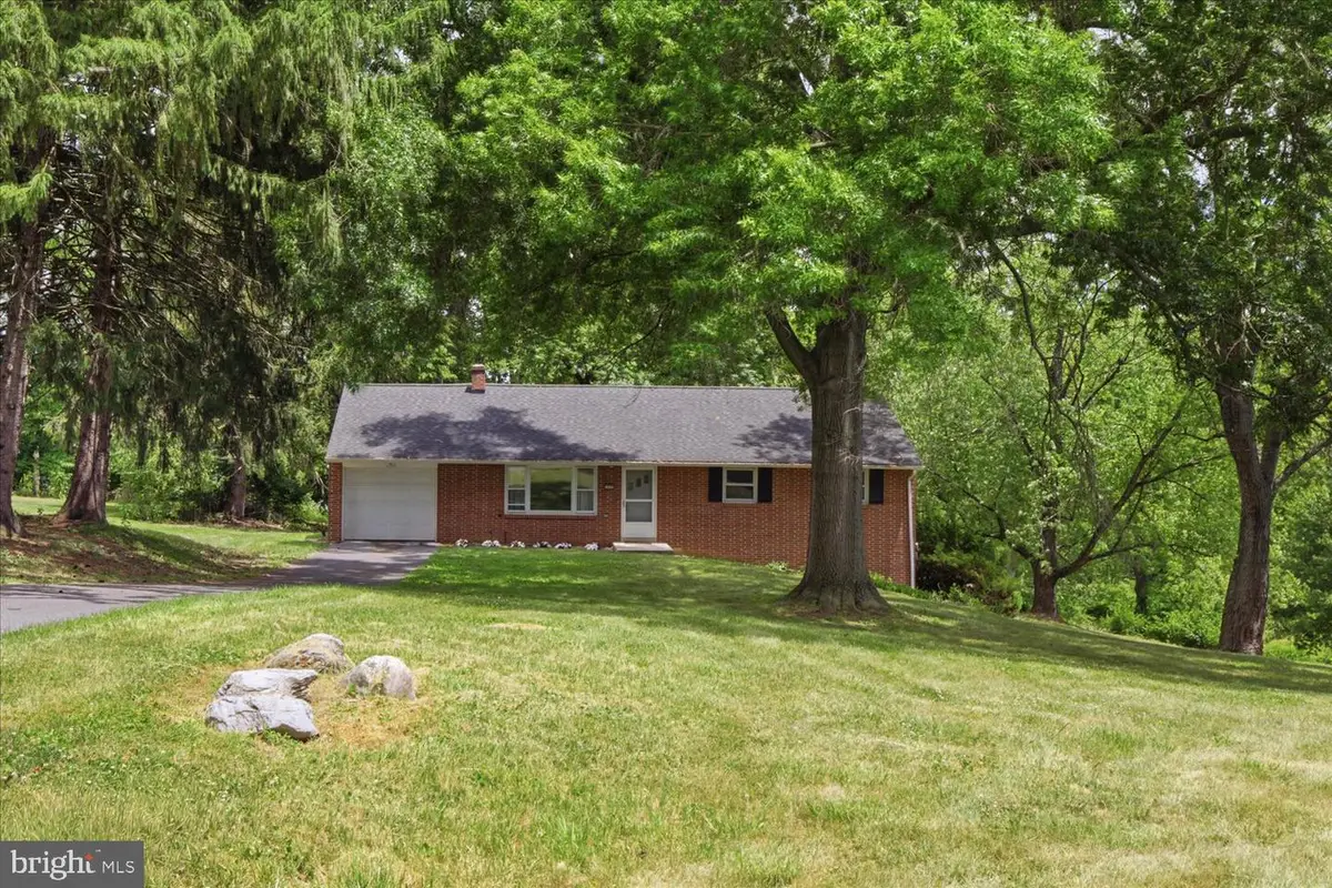 329 Fairview Dr, Lititz, PA 17543 - #1