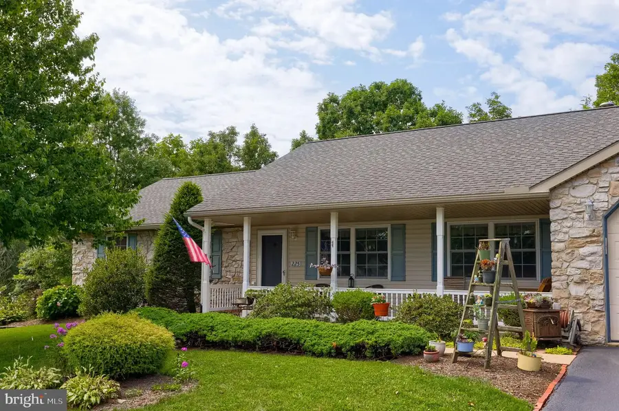 225 Country Dr, Denver, PA 17517 - #2