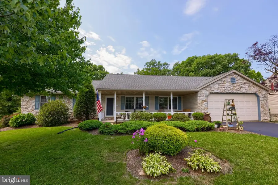 225 Country Dr, Denver, PA 17517 - #3