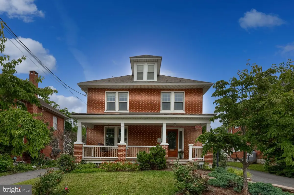 585 W Main St, New Holland, PA 17557 - #1
