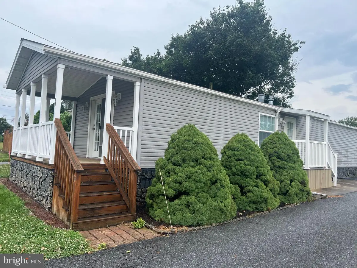 14 E Locust St, Brownstown, PA 17580 - #1