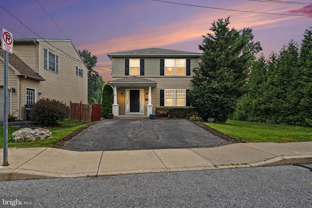 239 Railroad Ave, Ephrata, PA 17522 - #1