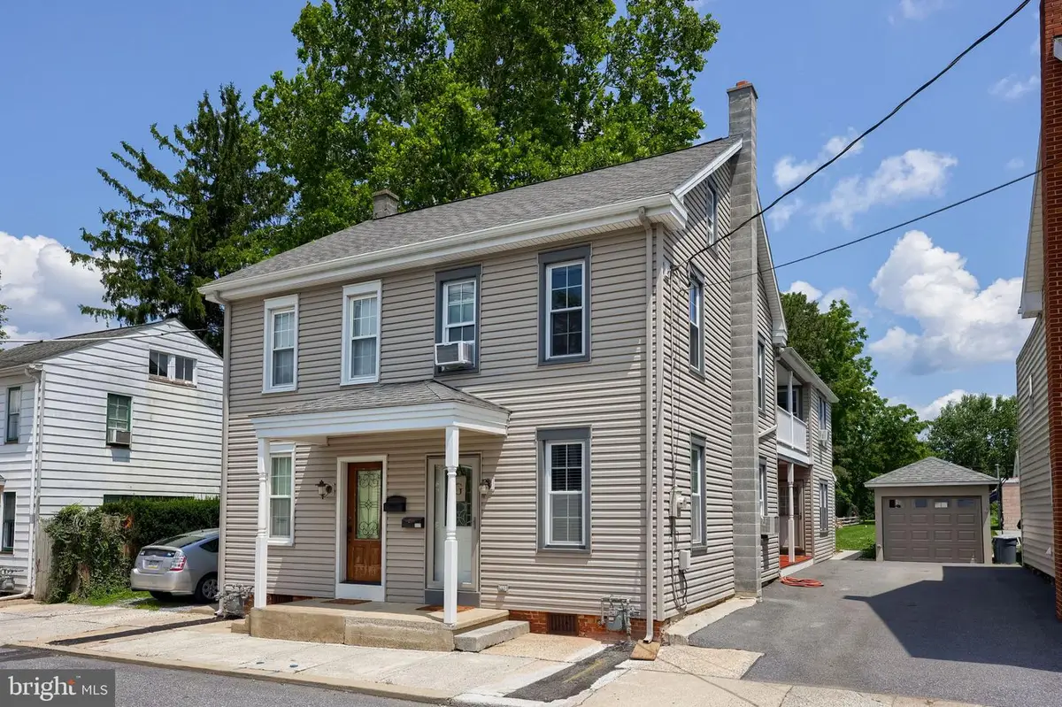 137 N Charlotte St, Manheim, PA 17545 - #1